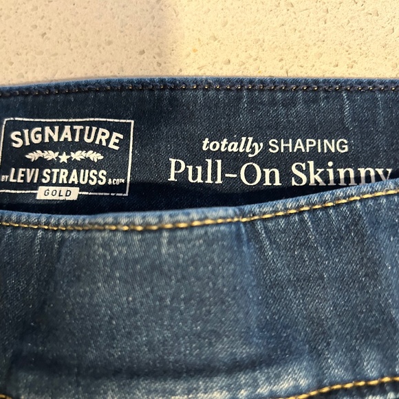 🌷Levi Strauss Shaping Pull on Skinny jeans NWOT - Picture 2 of 8